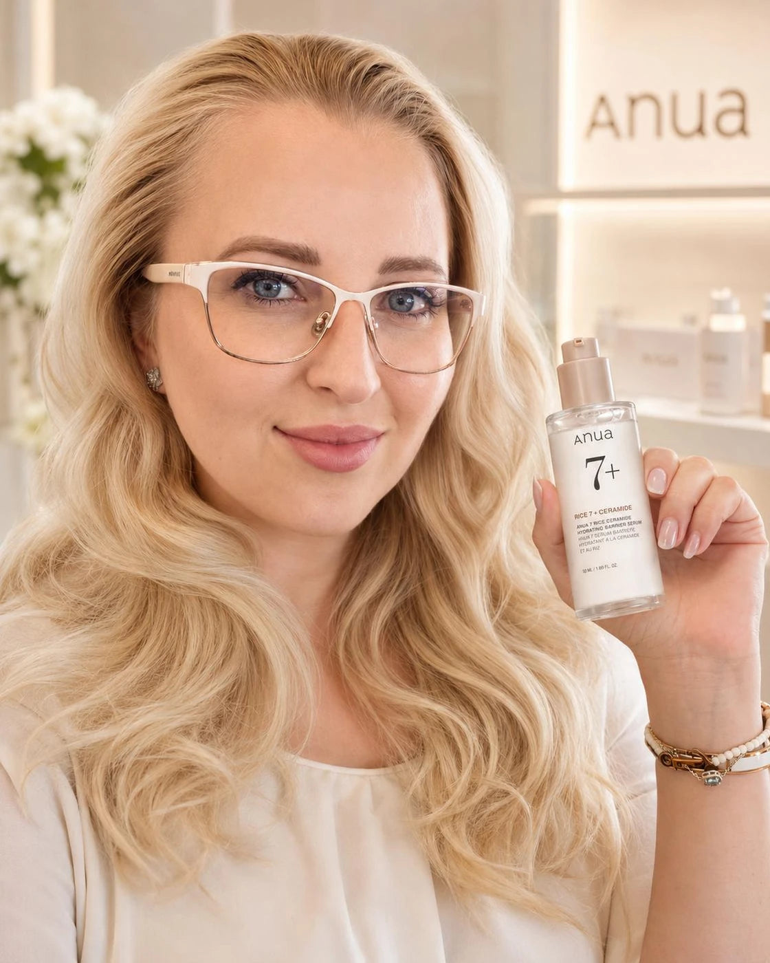 Bernadett Molnár, Inhaberin von Eloria Skin, mit einem Anua Serum
