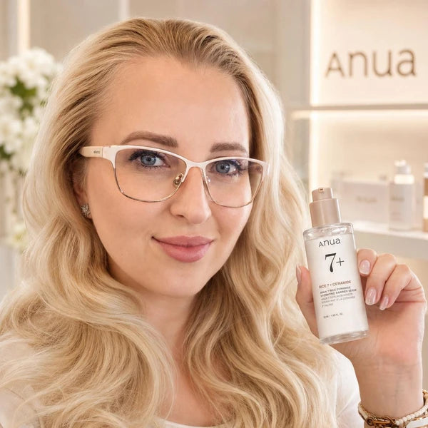 Bernadett Molnár, Inhaberin von Eloria Skin, mit einem Anua Serum