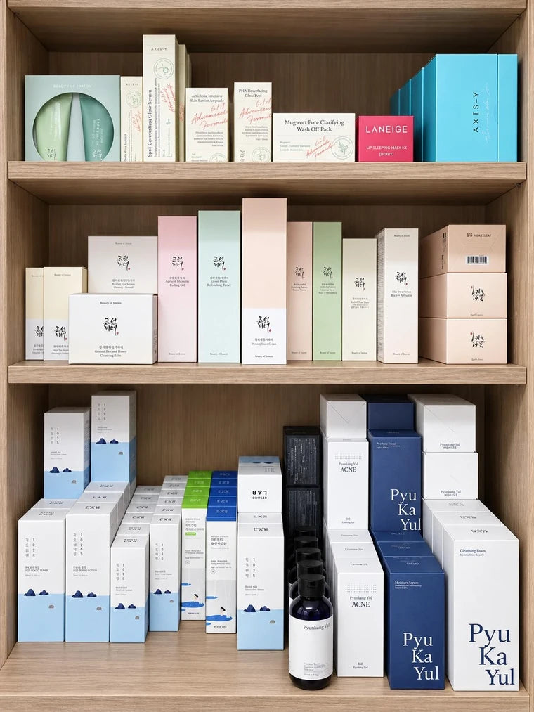 Regale mit koreanischer Hautpflege im Lager von Eloria Skin im Kanton Aargau
