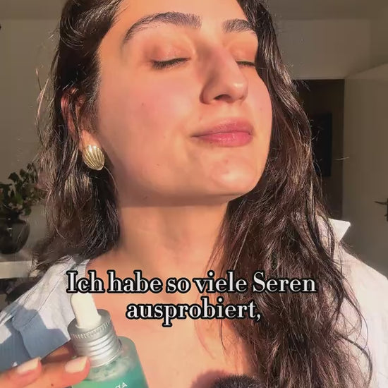 Kundin zeigt das ANUA PDRN Hyaluronic Acid Capsule 100 Serum und erzählt, wie es sich auf trockener Haut anfühlt