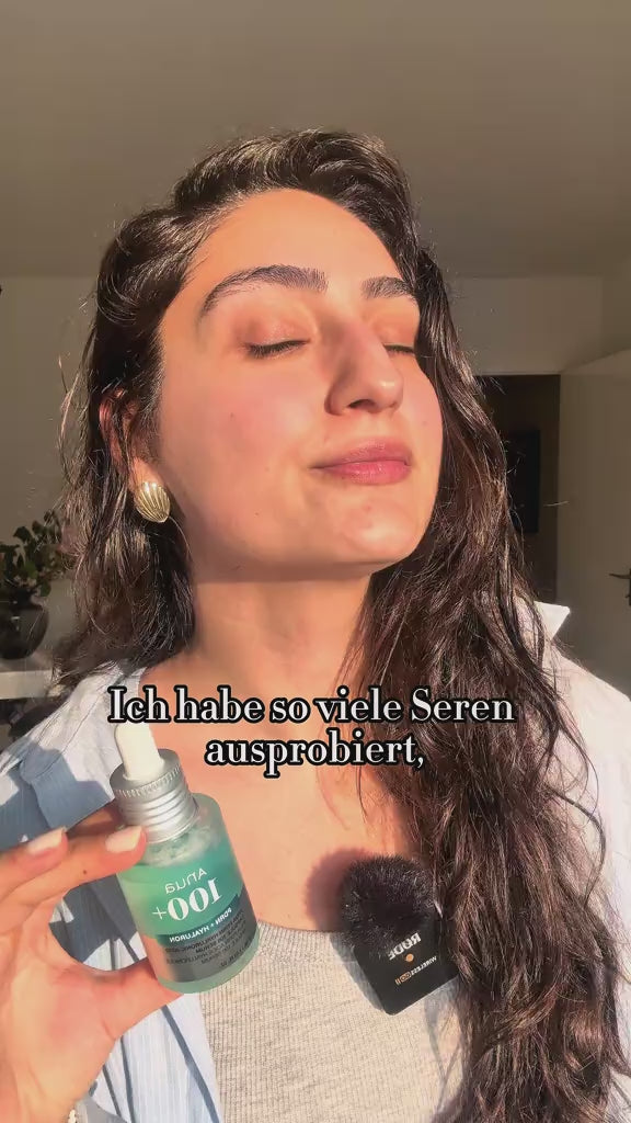 Kundin zeigt das ANUA PDRN Hyaluronic Acid Capsule 100 Serum und erzählt, wie es sich auf trockener Haut anfühlt